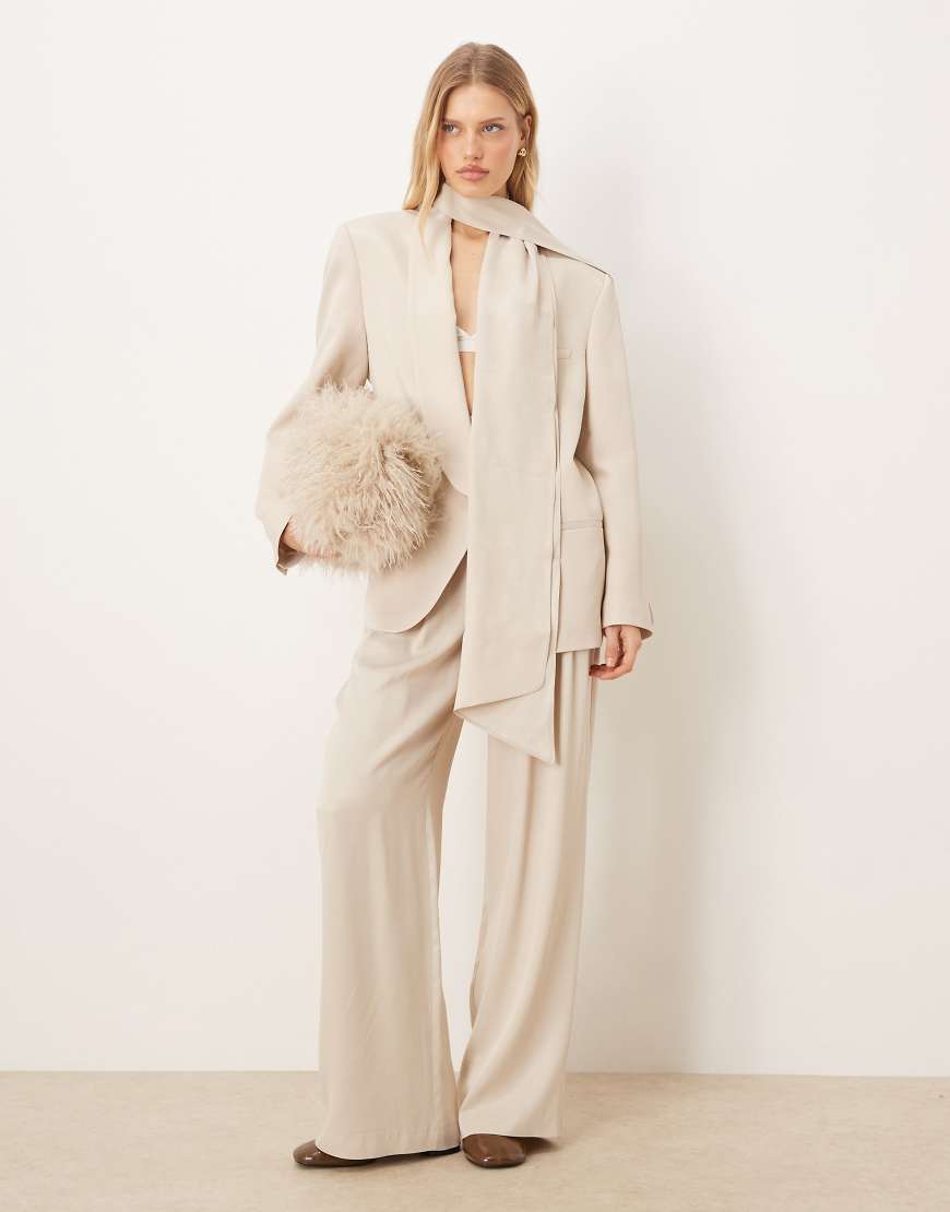 ASOS DESIGN - Elegante Hose aus Satin in Cremeweiß mit weitem Bein und tiefen Bundfalten von ASOS DESIGN