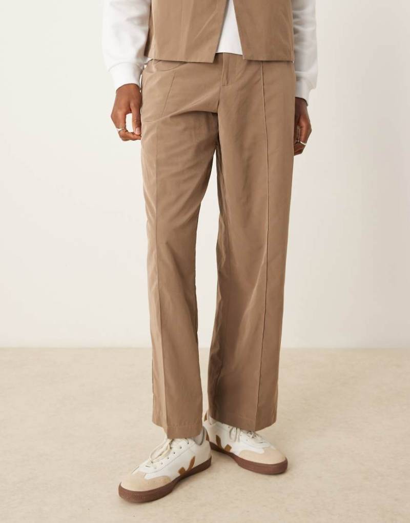 ASOS DESIGN - Elegante Hose aus Tech-Stoff in Braun mit weitem Bein und elastischem Bund, Kombiteil von ASOS DESIGN