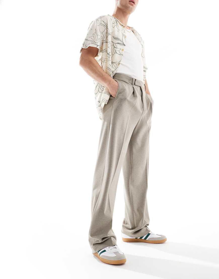ASOS DESIGN - Elegante Hose aus Twill in Braun mit weitem Bein und Bundfalten vorn ASOS DESIGN - Elegante Hose aus Twill in Braun mit weitem Bein und Bundfalten vorn von ASOS DESIGN
