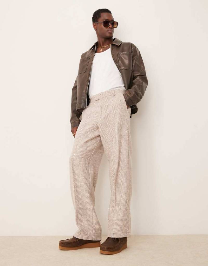 ASOS DESIGN - Elegante Hose aus Wollmischgewebe in Steinbeige mit weitem Bein und Fischgrätmuster-Braun von ASOS DESIGN