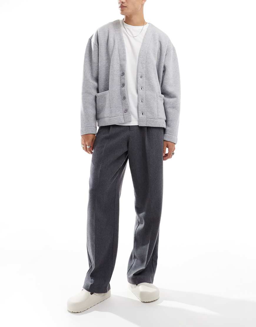 ASOS DESIGN - Elegante Hose aus Wollmix in Anthrazit mit Fischgrätmuster, weitem Bein und Falten-Grau von ASOS DESIGN