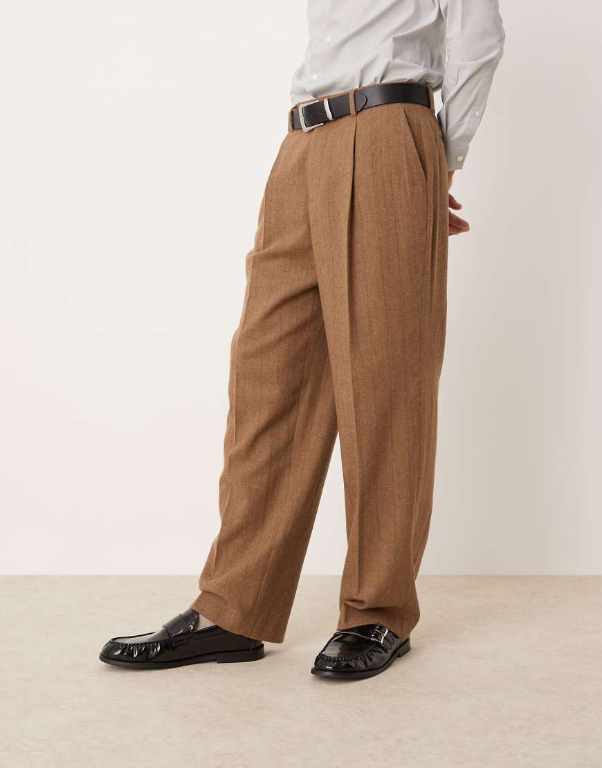 ASOS DESIGN - Elegante Hose aus Wollmix in Braun mit weitem Schnitt und Nadelstreifen ASOS DESIGN - Elegante Hose aus Wollmix in Braun mit weitem Schnitt und Nadelstreifen von ASOS DESIGN