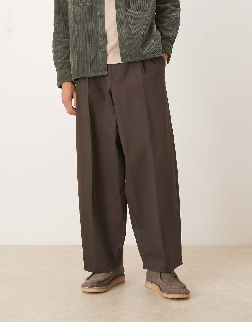 ASOS DESIGN - Elegante Hose aus reiner Baumwolle mit stark zulaufendem Bein und Bundfalte in Anthrazit-Grau von ASOS DESIGN