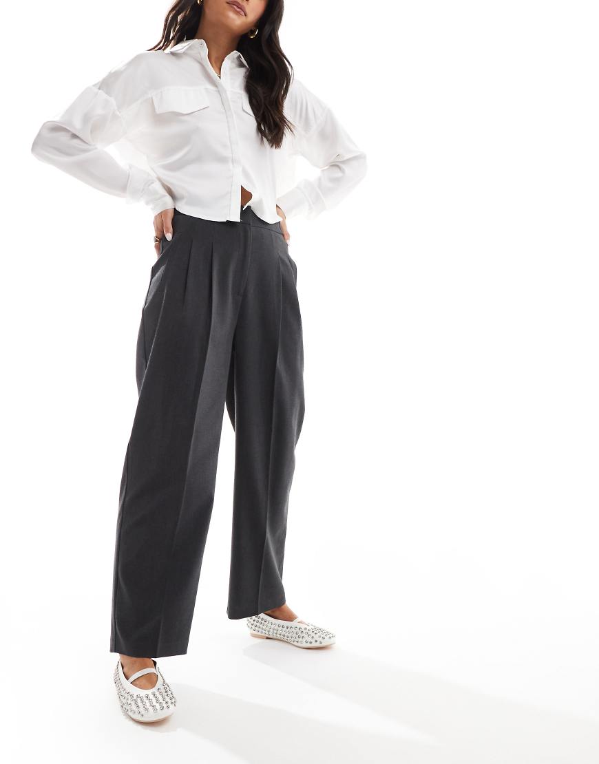 ASOS DESIGN - Elegante Hose in Anthrazit mit abgerundetem Beinschnitt-Grau von ASOS DESIGN