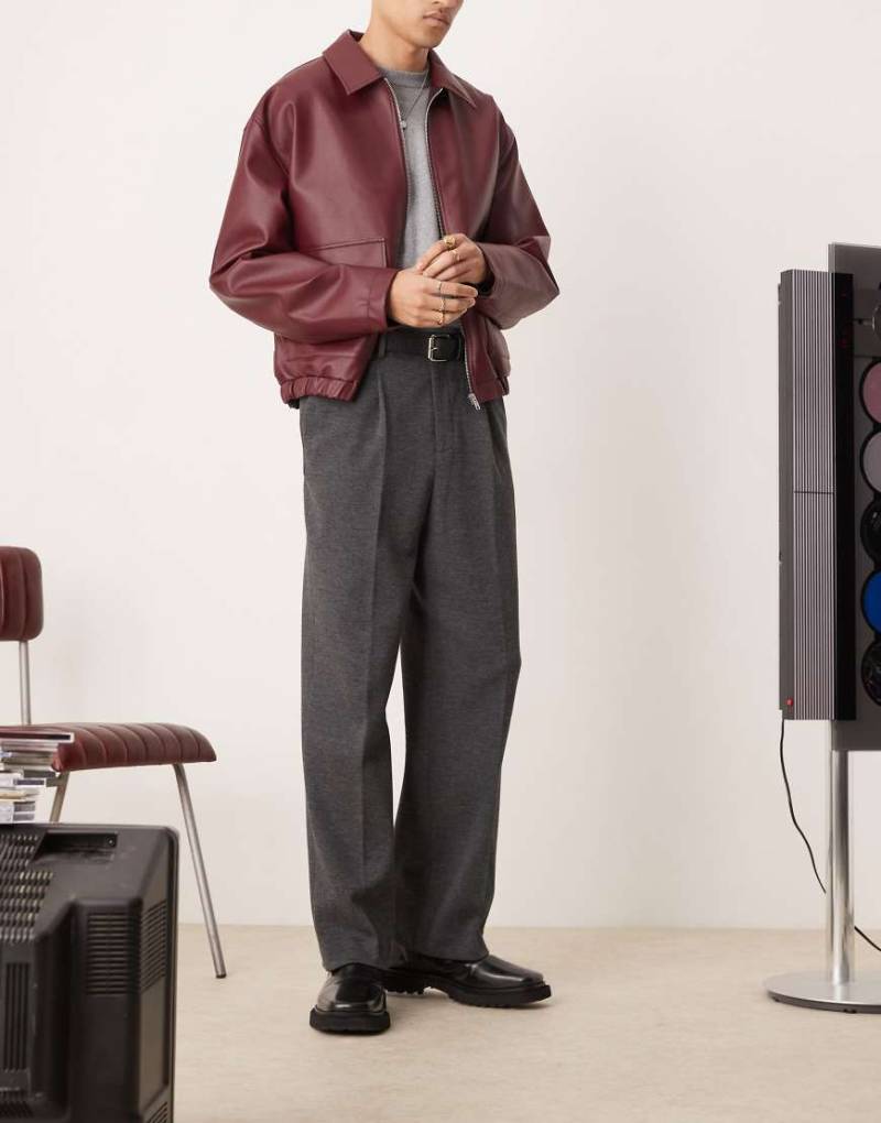 ASOS DESIGN - Elegante Hose in Anthrazit mit angerauter Struktur, weitem Bein und Bundfalten vorne-Grau von ASOS DESIGN