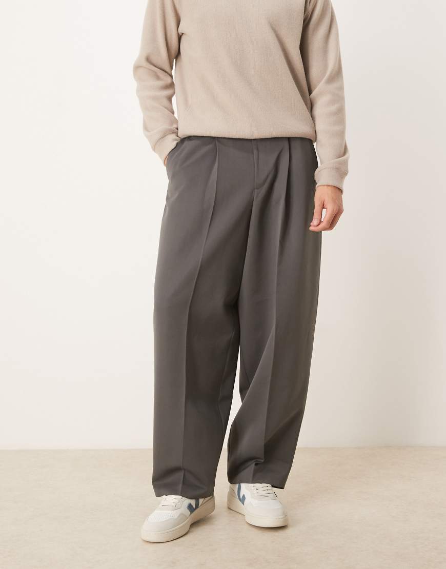 ASOS DESIGN - Elegante Hose in Anthrazit mit sehr schmal zulaufendem Bein und Bügelfalten-Grau von ASOS DESIGN