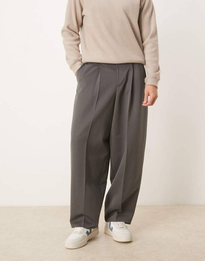 ASOS DESIGN - Elegante Hose in Anthrazit mit sehr schmal zulaufendem Bein und Bügelfalten-Grau von ASOS DESIGN