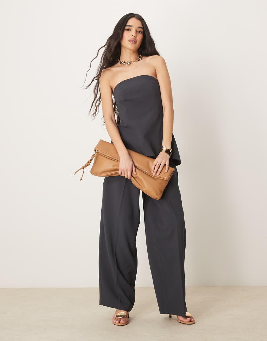 ASOS DESIGN - Elegante Hose in Anthrazit mit weitem Bein und Abnäher-Detail, Kombiteil-Grau von ASOS DESIGN