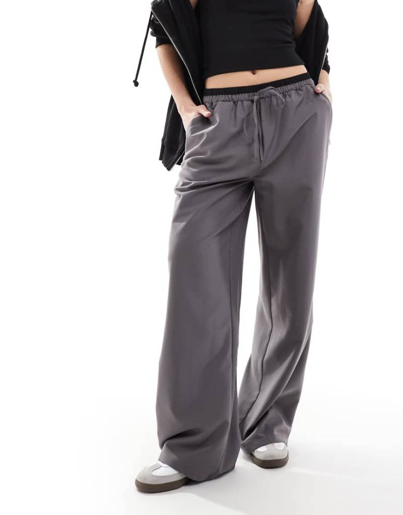 ASOS DESIGN - Elegante Hose in Anthrazit mit weitem Bein und kontrastierendem Bund-Grau von ASOS DESIGN