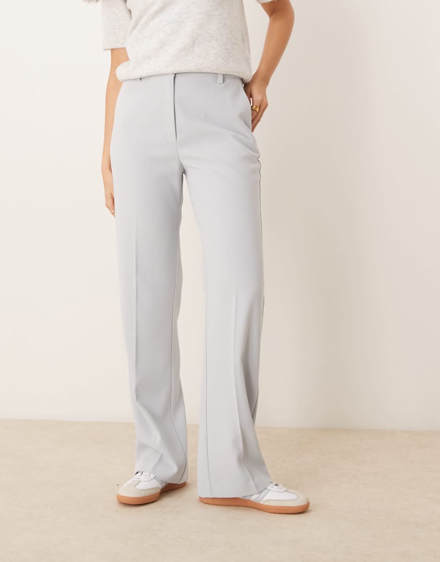 ASOS DESIGN - Elegante Hose in Hellblau mit geradem Schnitt und hohem Bund von ASOS DESIGN