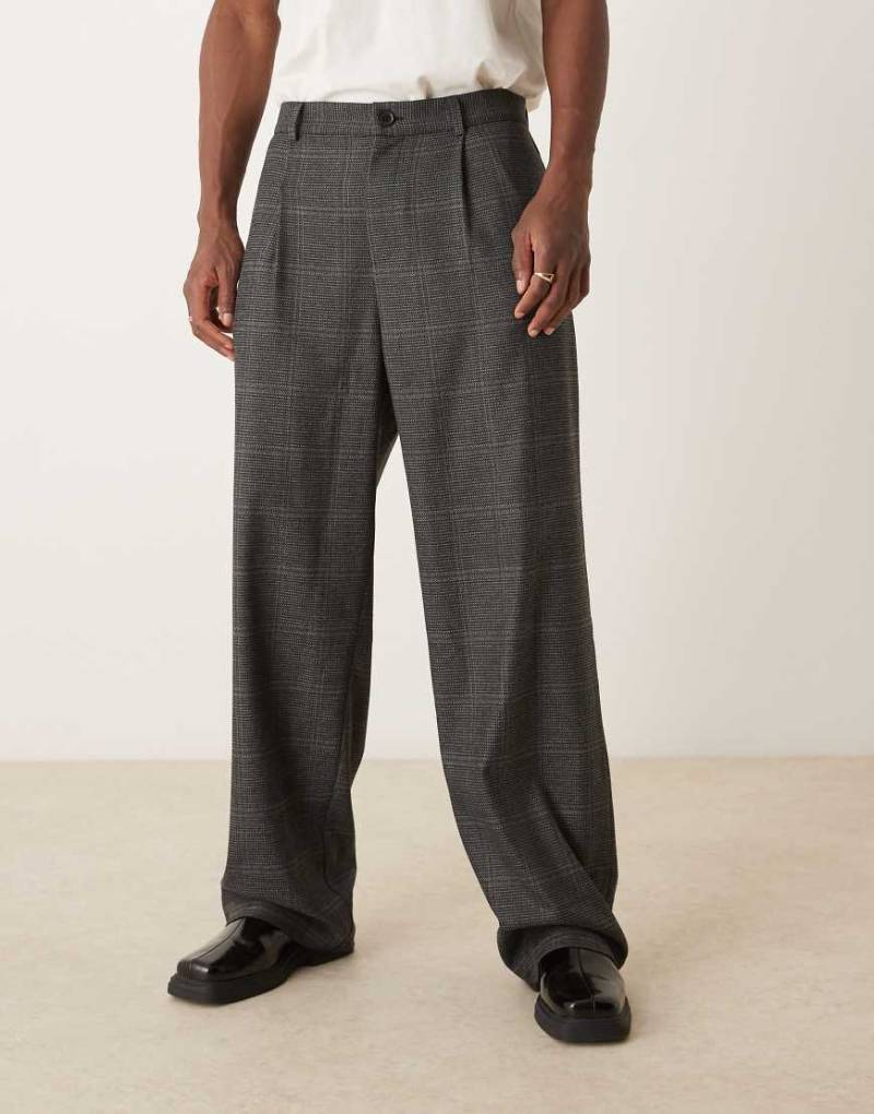 ASOS DESIGN - Elegante Hose in Braun kariert mit weitem Bein und Bundfalten vorn von ASOS DESIGN