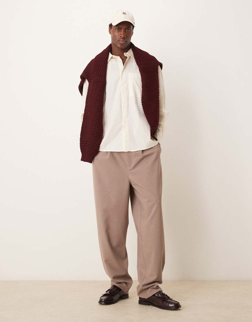 ASOS DESIGN - Elegante Hose in Braun mit Ballonschnitt ASOS DESIGN - Elegante Hose in Braun mit Ballonschnitt von ASOS DESIGN