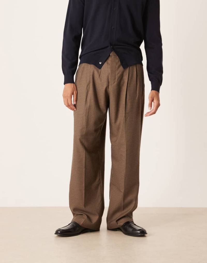 ASOS DESIGN - Elegante Hose in Braun mit Hahnentrittmuster, weitem Schnitt und halb-elastischem Bund von ASOS DESIGN
