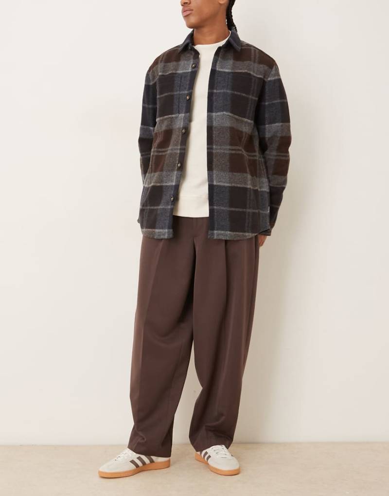 ASOS DESIGN - Elegante Hose in Braun mit abgerundetem, weitem Beinschnitt und Bügelfalten-Brown von ASOS DESIGN