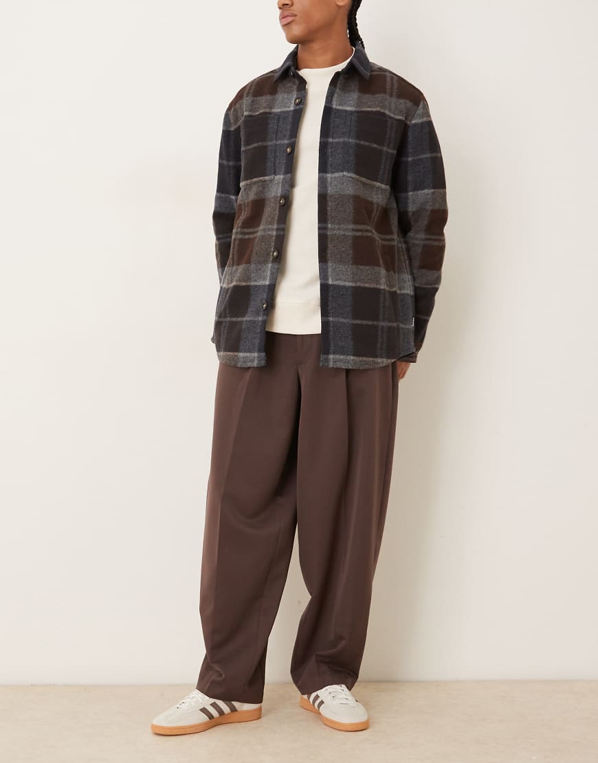 ASOS DESIGN - Elegante Hose in Braun mit abgerundetem, weitem Beinschnitt und Bügelfalten-Brown von ASOS DESIGN