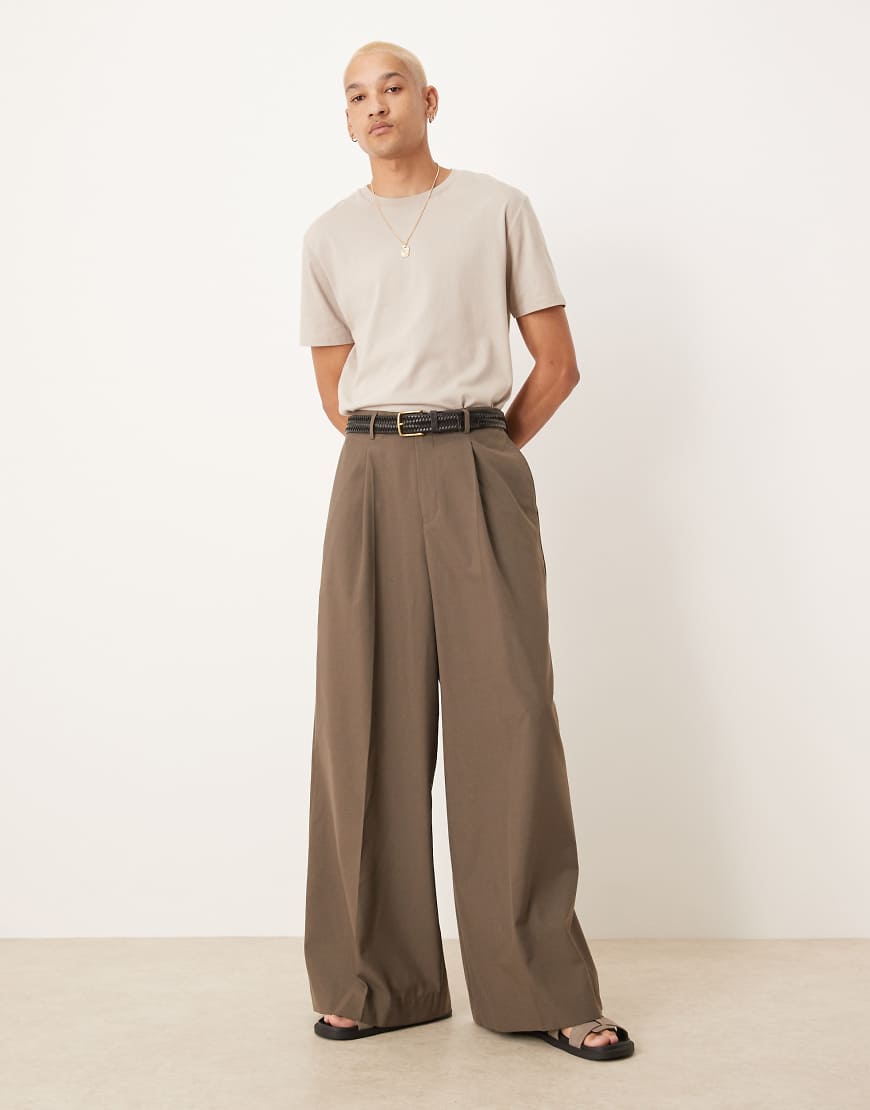 ASOS DESIGN - Elegante Hose in Braun mit extrem weitem Bein und Bundfalte vorne ASOS DESIGN - Elegante Hose in Braun mit extrem weitem Bein und Bundfalte vorne von ASOS DESIGN