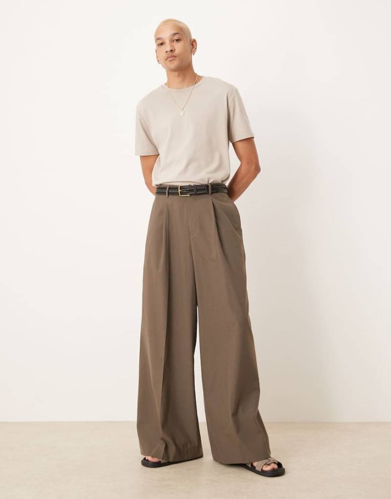ASOS DESIGN - Elegante Hose in Braun mit extrem weitem Bein und Bundfalte vorne von ASOS DESIGN