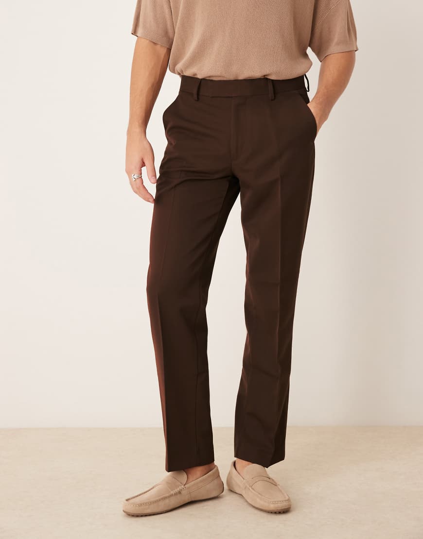 ASOS DESIGN - Elegante Hose in Braun mit geradem Schnitt ASOS DESIGN - Elegante Hose in Braun mit geradem Schnitt von ASOS DESIGN