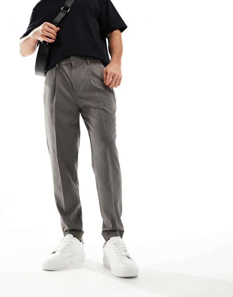 ASOS DESIGN - Elegante Hose in Braun mit schmal zulaufendem Bein und Mikrostruktur von ASOS DESIGN