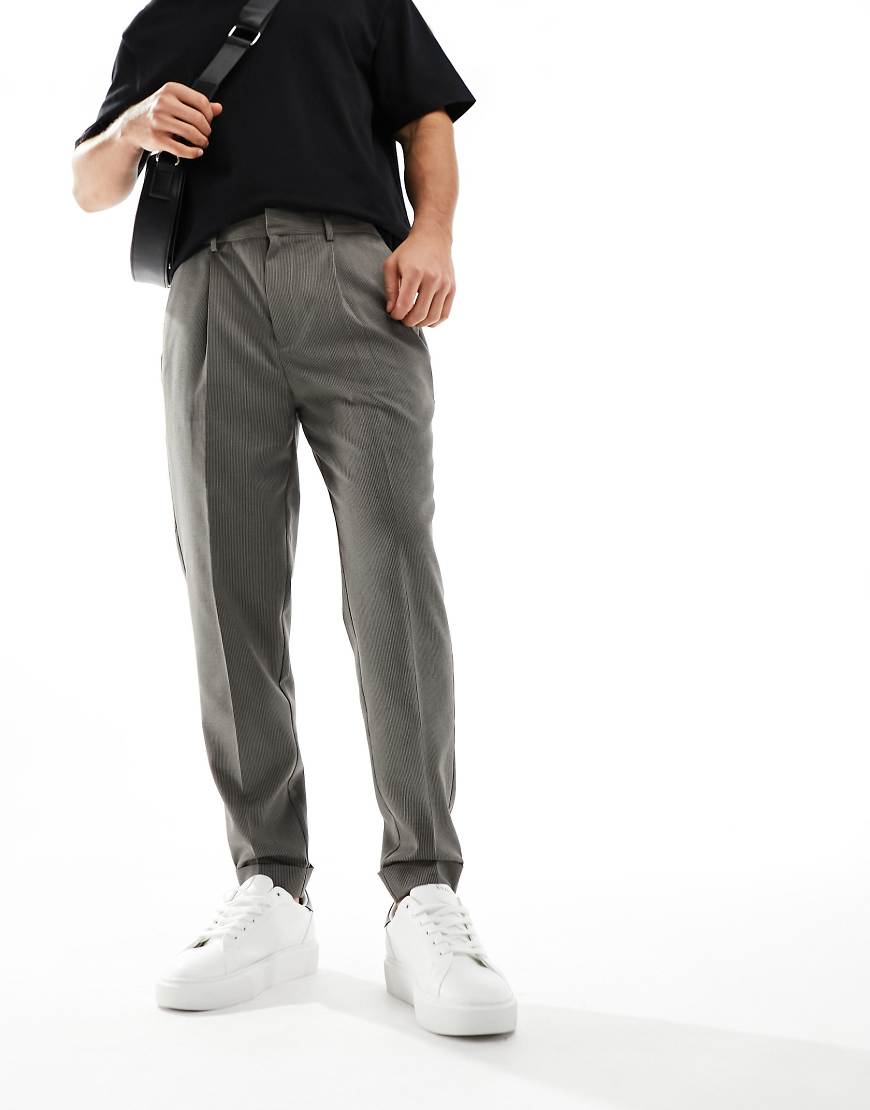 ASOS DESIGN - Elegante Hose in Braun mit schmal zulaufendem Bein und Mikrostruktur ASOS DESIGN - Elegante Hose in Braun mit schmal zulaufendem Bein und Mikrostruktur von ASOS DESIGN