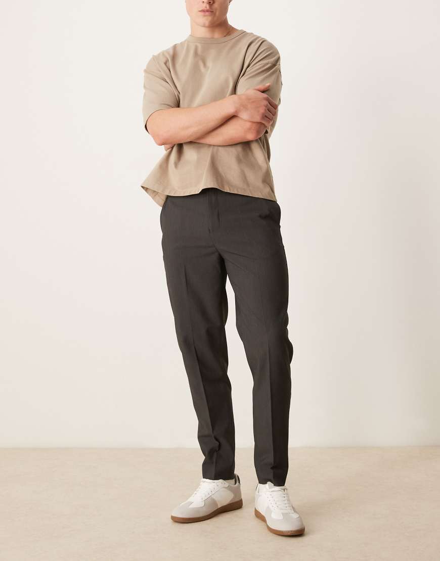 ASOS DESIGN - Elegante Hose in Braun mit schmal zulaufendem Bein und Mikrostruktur ASOS DESIGN - Elegante Hose in Braun mit schmal zulaufendem Bein und Mikrostruktur von ASOS DESIGN