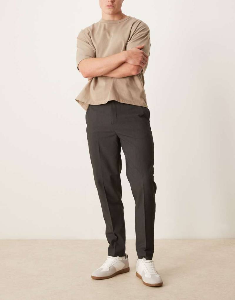 ASOS DESIGN - Elegante Hose in Braun mit schmal zulaufendem Bein und Mikrostruktur von ASOS DESIGN