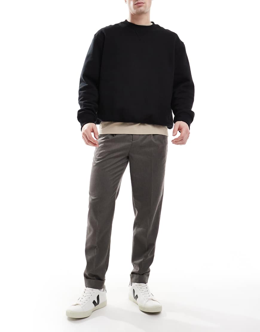 ASOS DESIGN - Elegante Hose in Braun mit schmal zulaufendem Bein und Mikrostruktur ASOS DESIGN - Elegante Hose in Braun mit schmal zulaufendem Bein und Mikrostruktur von ASOS DESIGN