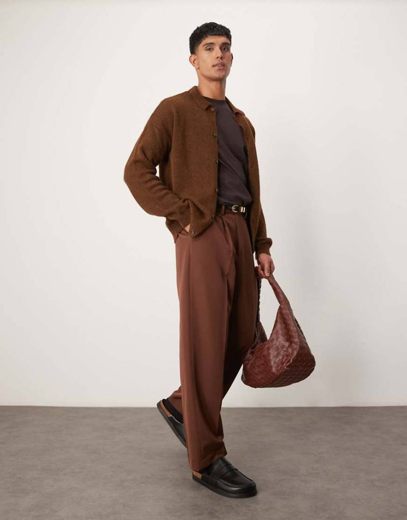 ASOS DESIGN - Elegante Hose in Braun mit weitem Bein und Bundfalten von ASOS DESIGN