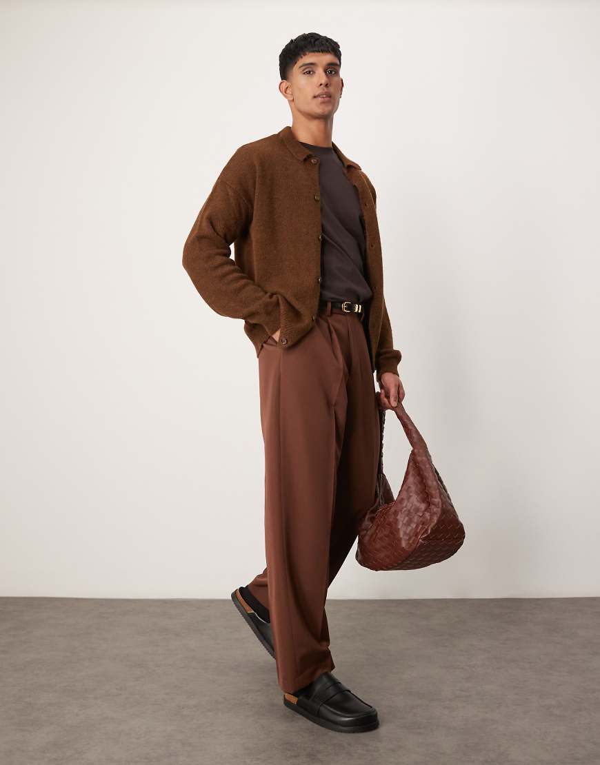 ASOS DESIGN - Elegante Hose in Braun mit weitem Bein und Bundfalten ASOS DESIGN - Elegante Hose in Braun mit weitem Bein und Bundfalten von ASOS DESIGN