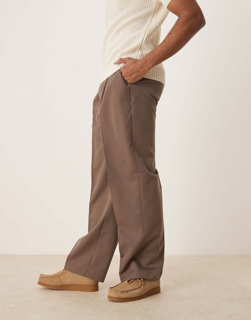 ASOS DESIGN - Elegante Hose in Braun mit weitem Bein und Bundfalten vorn ASOS DESIGN - Elegante Hose in Braun mit weitem Bein und Bundfalten vorn von ASOS DESIGN