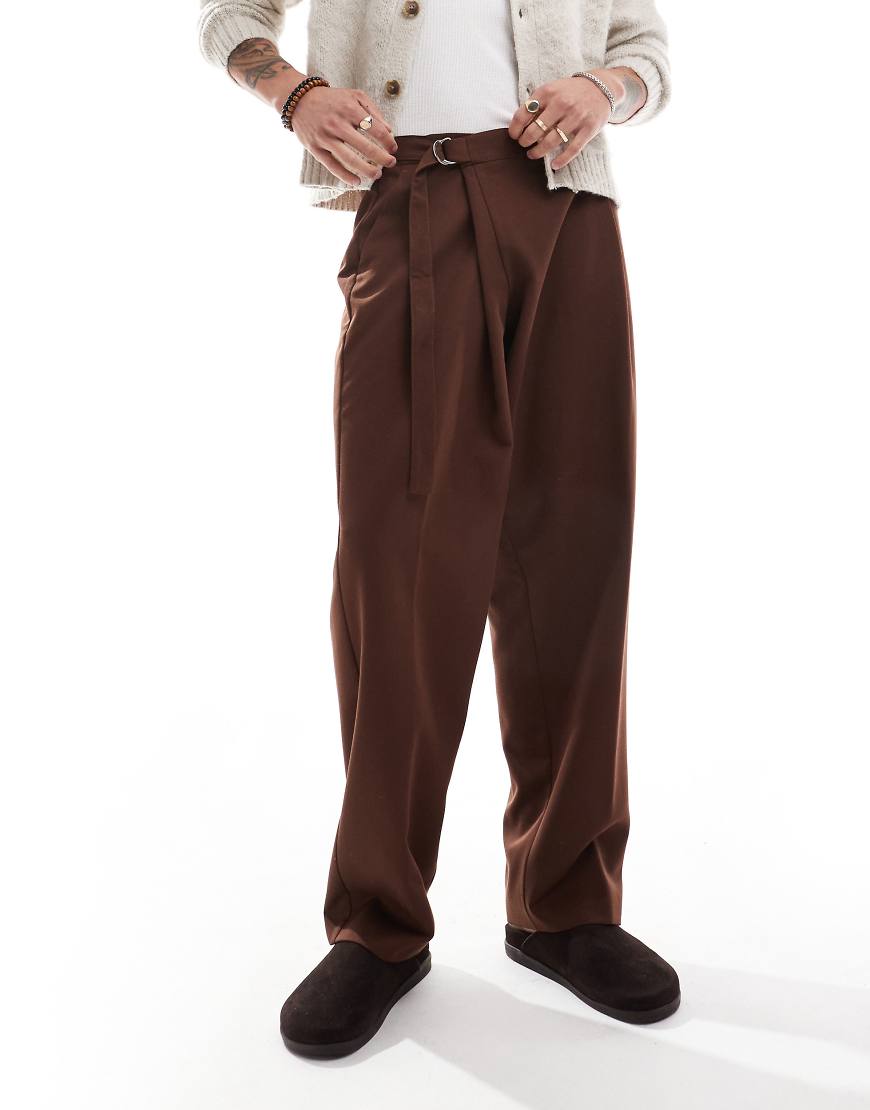ASOS DESIGN - Elegante Hose in Braun mit weitem Schnitt und seitlich überkreuztem Gürtel ASOS DESIGN - Elegante Hose in Braun mit weitem Schnitt und seitlich überkreuztem Gürtel von ASOS DESIGN