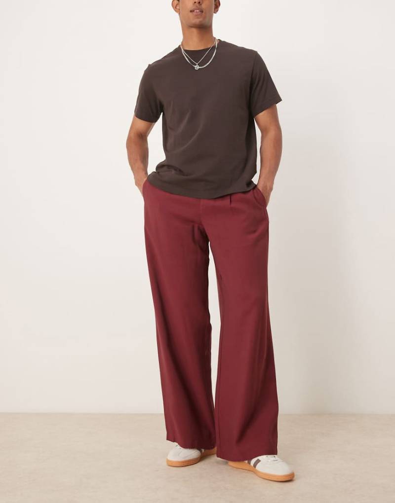 ASOS DESIGN - Elegante Hose in Burgunderrot mit lockerem Schnitt ASOS DESIGN - Elegante Hose in Burgunderrot mit lockerem Schnitt von ASOS DESIGN