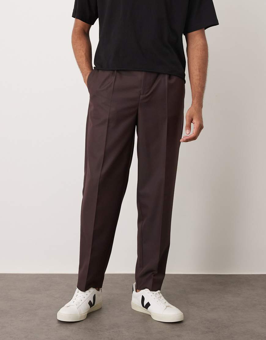 ASOS DESIGN - Elegante Hose in dunklem Burgunderrot mit schmal zulaufendem Bein und Mikrostruktur von ASOS DESIGN