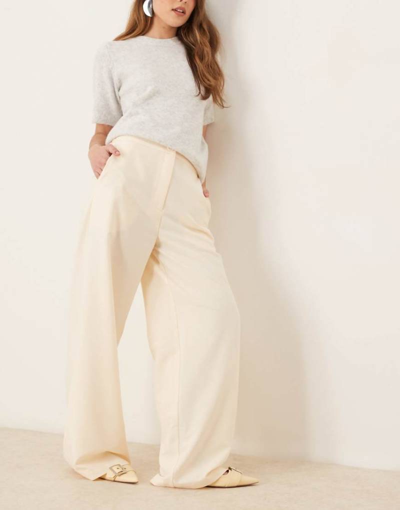 ASOS DESIGN - Elegante Hose in Buttermilchweiß mit lockerem, geradem Schnitt von ASOS DESIGN