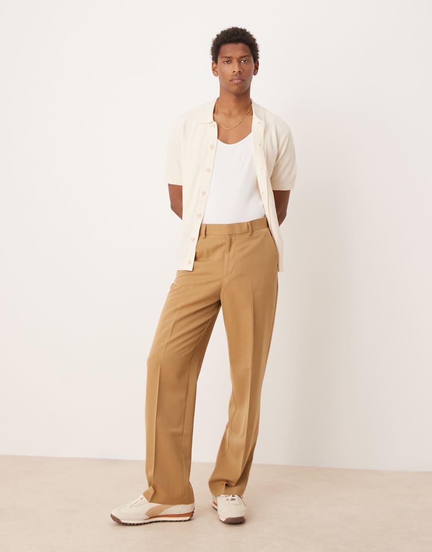 ASOS DESIGN - Elegante Hose in Camel mit weitem Bein und Carpenter-Tasche-Braun ASOS DESIGN - Elegante Hose in Camel mit weitem Bein und Carpenter-Tasche-Braun von ASOS DESIGN