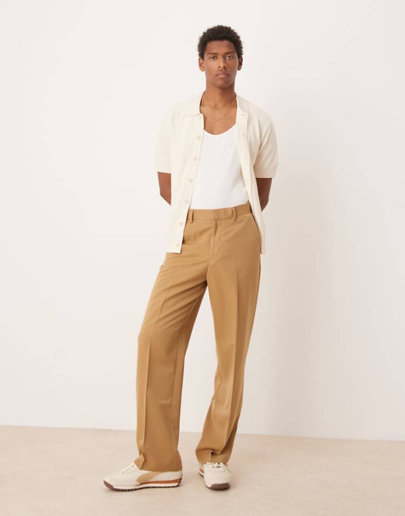ASOS DESIGN - Elegante Hose in Camel mit weitem Bein und Carpenter-Tasche-Braun von ASOS DESIGN