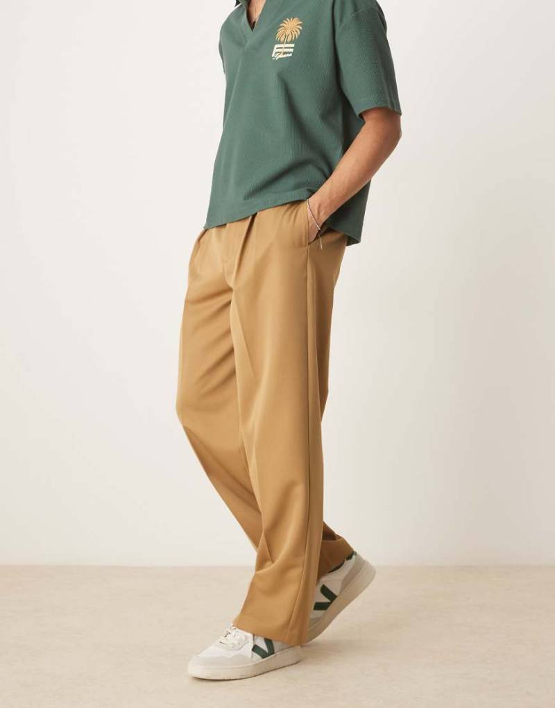 ASOS DESIGN - Elegante Hose in Camel mit weitem Bein und Kellerfalten-Braun von ASOS DESIGN
