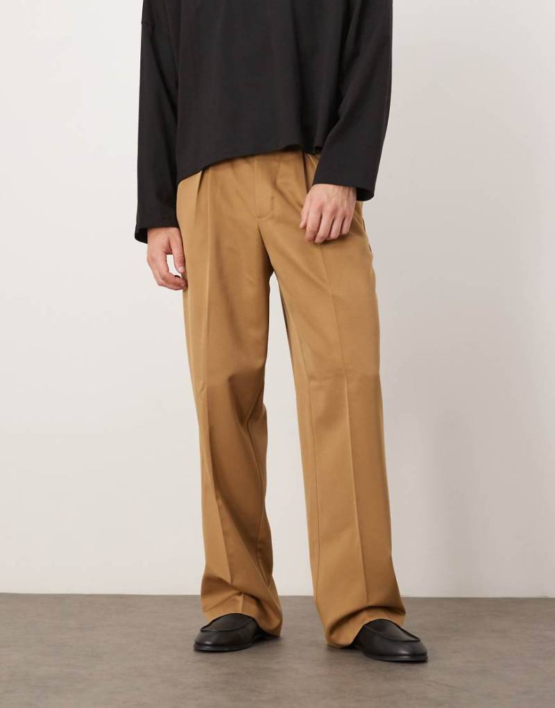 ASOS DESIGN - Elegante Hose in Camel mit weitem Bein und Kellerfalten vorn-Neutral von ASOS DESIGN