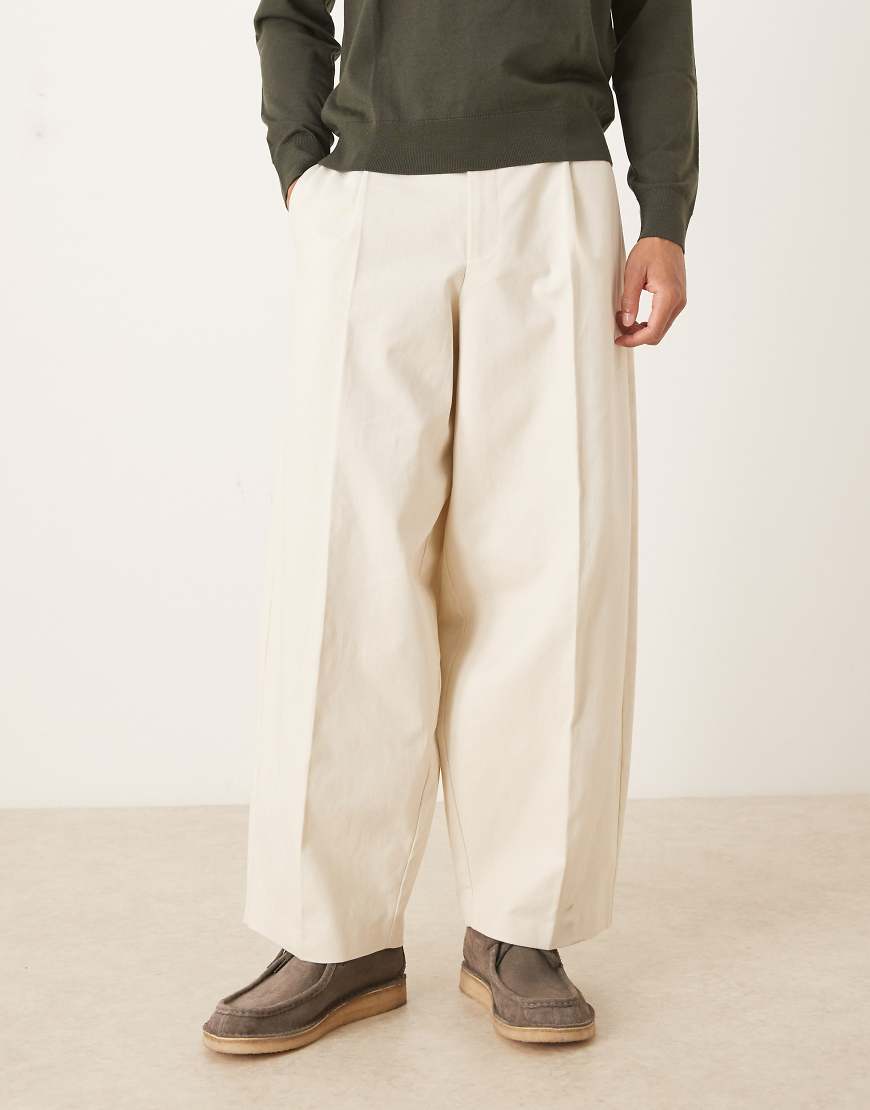 ASOS DESIGN - Elegante Hose aus 100% Baumwolle in Weiß mit stark zulaufendem Bein und Bundfalten ASOS DESIGN - Elegante Hose aus 100% Baumwolle in Weiß mit stark zulaufendem Bein und Bundfalten von ASOS DESIGN