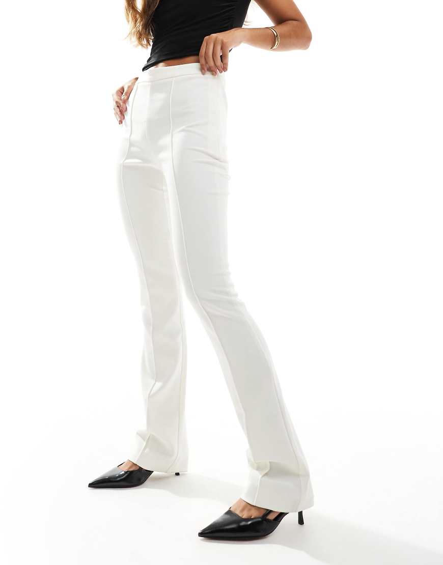 ASOS DESIGN - Elegante Hose in Wollweiß mit Biesen-Neutral ASOS DESIGN - Elegante Hose in Wollweiß mit Biesen-Neutral von ASOS DESIGN