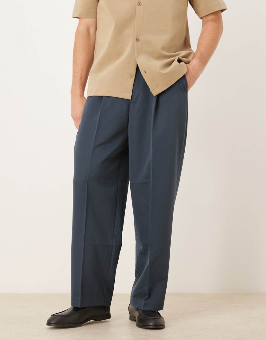 ASOS DESIGN - Elegante Hose in Dunkelblau mit Bundfalten und Ballonbeinschnitt ASOS DESIGN - Elegante Hose in Dunkelblau mit Bundfalten und Ballonbeinschnitt von ASOS DESIGN