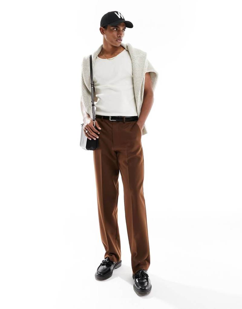 ASOS DESIGN - Elegante Hose in Dunkelbraun mit weitem Bein von ASOS DESIGN