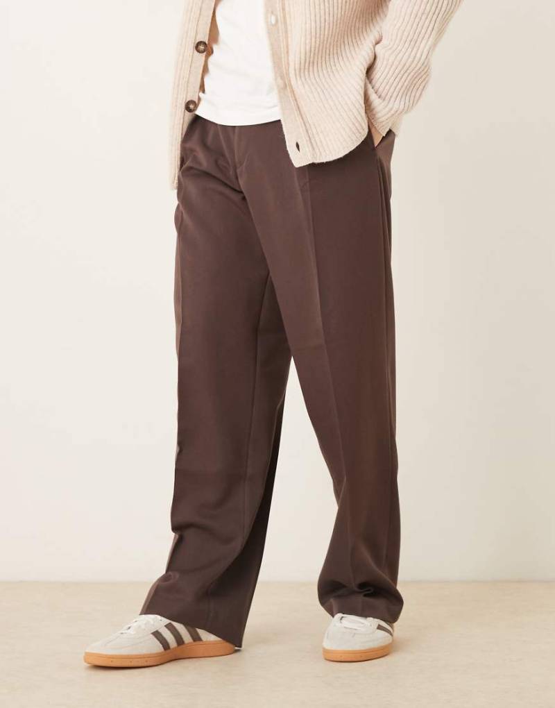 ASOS DESIGN - Elegante Hose in Dunkelbraun mit weitem Bein und Gürtel-Brown von ASOS DESIGN