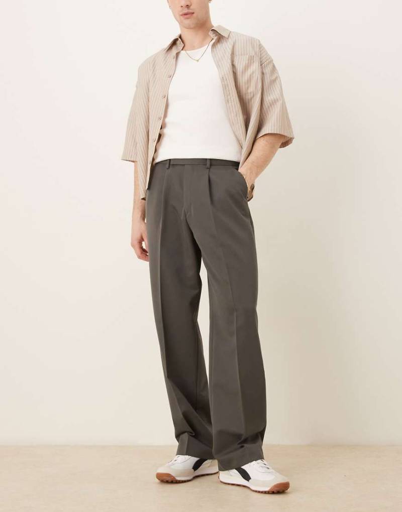 ASOS DESIGN - Elegante Hose in Dunkelgrau mit weitem Bein und Bundfalten von ASOS DESIGN