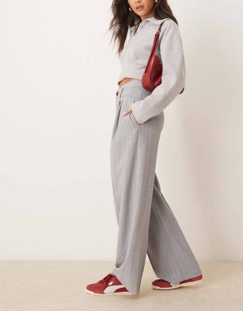 ASOS DESIGN - Elegante Hose in Grau gestreift mit abfallender, überschnittener Taille-Bunt von ASOS DESIGN