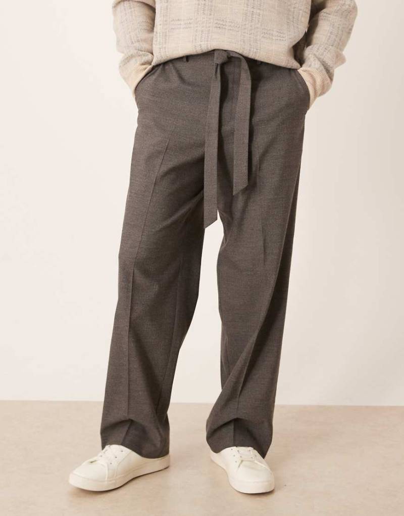 ASOS DESIGN - Elegante Hose in Grau mit Fischgrätmuster, weitem Bein und Gürtel von ASOS DESIGN