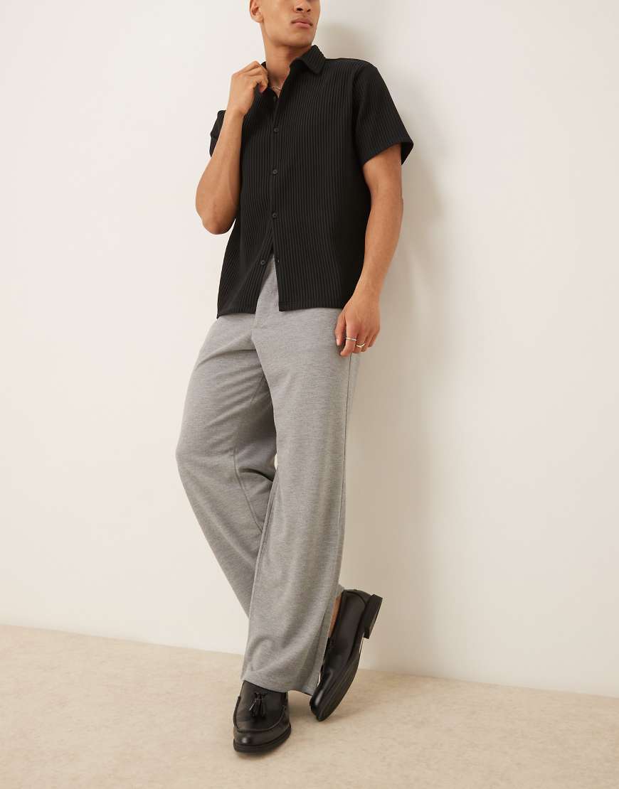 ASOS DESIGN - Elegante Hose in Grau mit Struktur, weitem Bein und Doppelfalten ASOS DESIGN - Elegante Hose in Grau mit Struktur, weitem Bein und Doppelfalten von ASOS DESIGN
