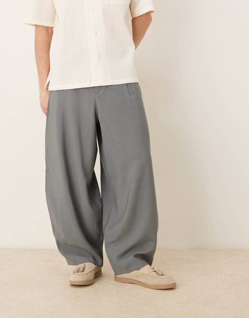 ASOS DESIGN - Elegante Hose in Grau mit extremer Karottenform und Bundfalten von ASOS DESIGN