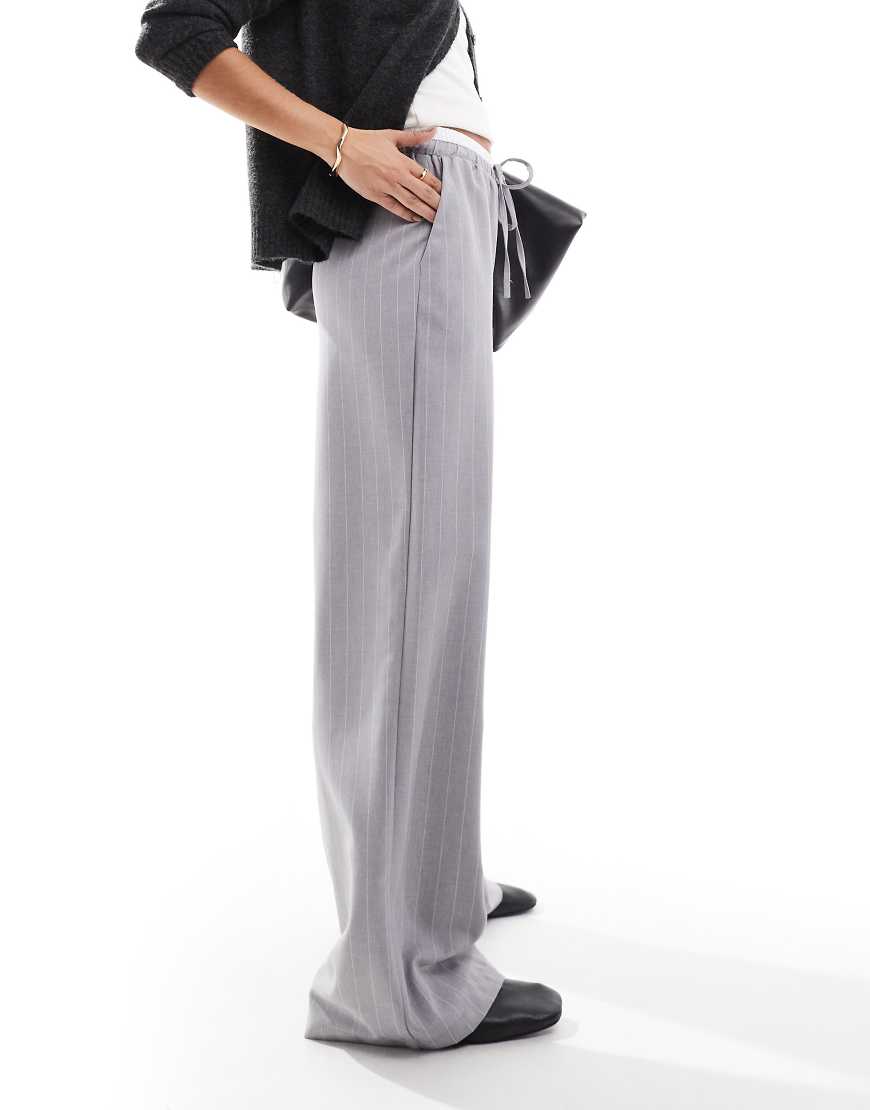 ASOS DESIGN - Elegante Hose in Grau mit weitem Bein, Kontrastbund und Streifen ASOS DESIGN - Elegante Hose in Grau mit weitem Bein, Kontrastbund und Streifen von ASOS DESIGN