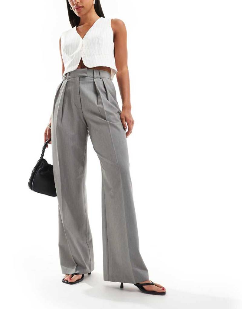 ASOS DESIGN - Elegante Hose in Grau mit weitem Bein und Bundfalten von ASOS DESIGN